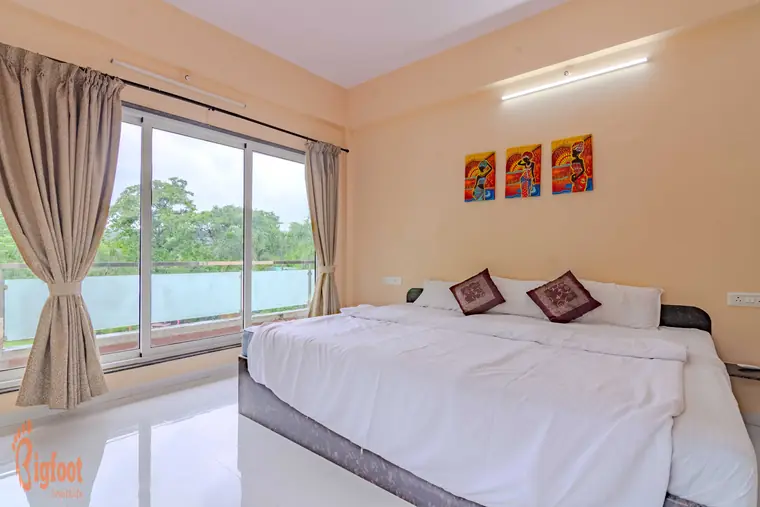 Queen bedroom at Hideaway Villa decorated with framed artwork
